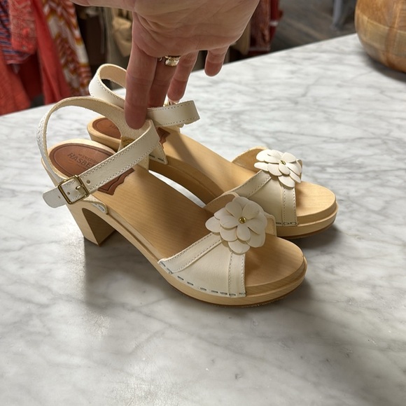 Anthropologie | Swedish Hasbeens White Flower Leather Clog Sandal Size 39 - Picture 3 of 15